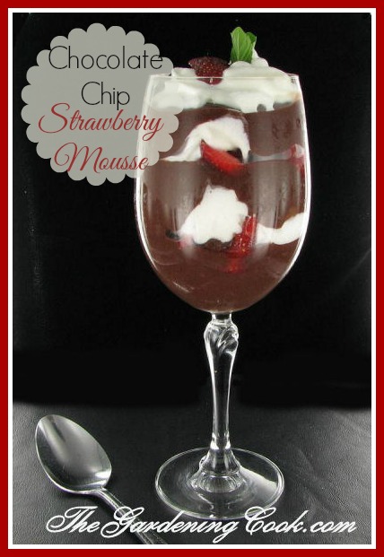 Strawberry Chocolate Mousse na may Whip Cream