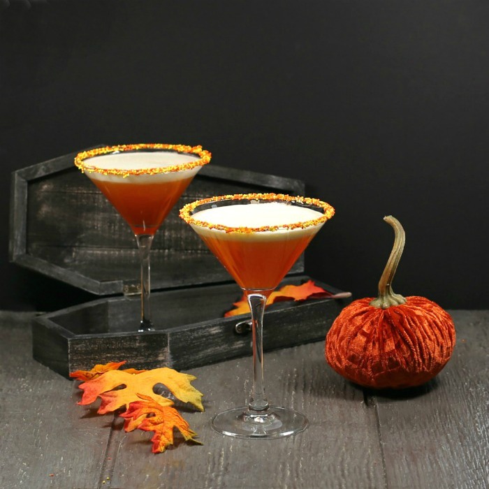 Candy Corn Martini recepte - Halloween kokteilis ar trim slāņiem