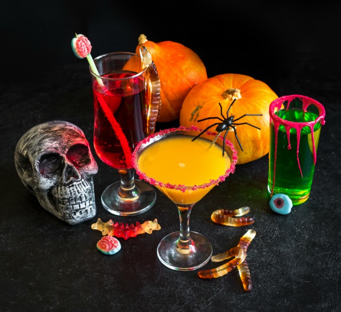 20+ garnitura kokteji për Halloween – Efekte speciale për pijet e Halloween
