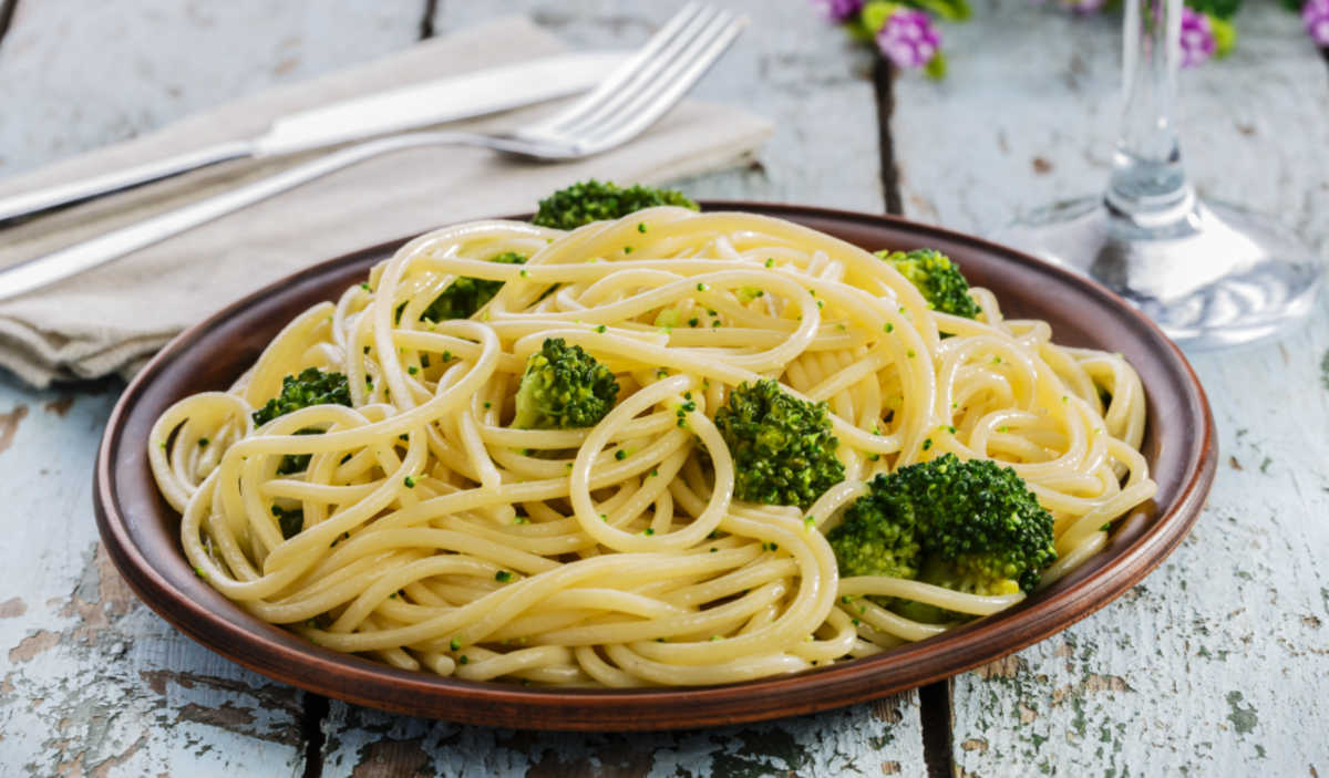 मलाईदार सॉस में लहसुन और प्याज के साथ शाकाहारी ब्रोकोली पास्ता