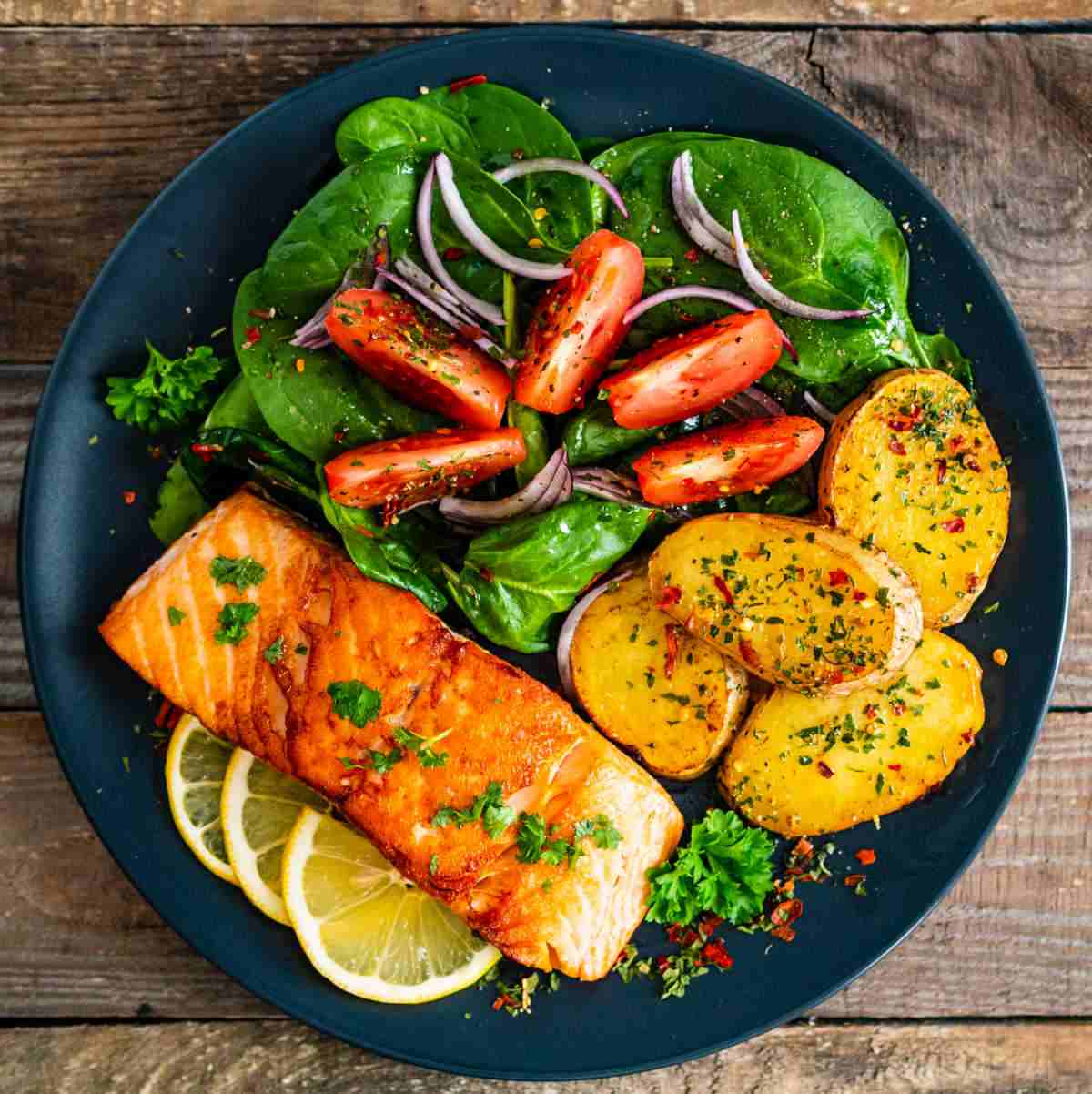 Filetes de salmón con verduras asadas