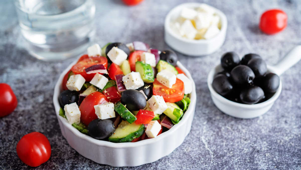 ხმელთაშუა ზღვის ბერძნული სალათი - თხის ყველი, ბოსტნეული და კალამას ზეთისხილი